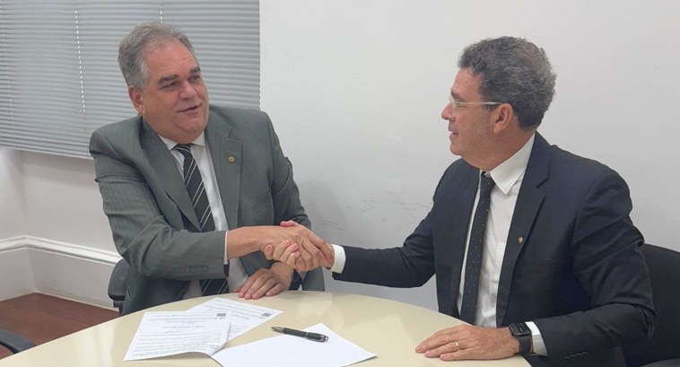#PraTodosVerem: Na fotografia aparecem os presidentes do TJPB e do TRE-PB apertando as mãos sent...
