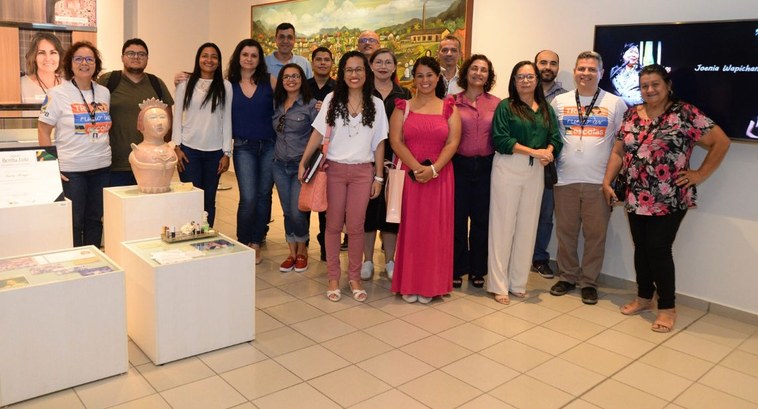 TRE-PB recebe visita de professores da rede municipal de ensino de João Pessoa #PraTodosVerem: Na fotografia aparecem homens e mulheres, em pé, posando. Ao fundo aparecem quad...