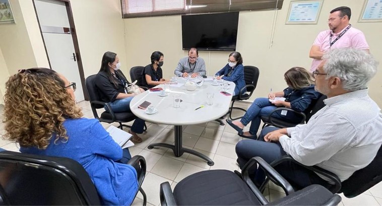 #PraTodosVerem: Na fotografia aparecem os participantes da reunião conversando, sentados em cade...