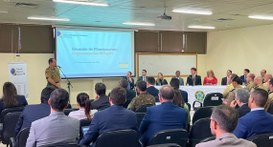#PraTodosVerem: Na fotografia aparece um grupo de pessoas reunidas sentadas de costas, tendo à f...