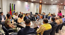 #PraTodosVerem: Na fotografia aparece um grupo de pessoas reunião em torno de uma mesa na sala d...