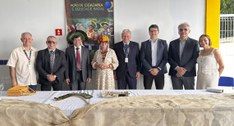 #PraTodosVerem: Painel retangular com oito pessoas de pé, sendo duas mulheres.