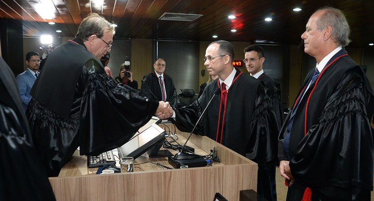 O juiz federal Rogério Abreu é cumprimentado pelo desembargador Carlos Beltrão Filho, com um ape...