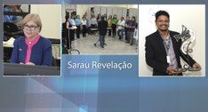 #ParaTodosVerem: Painel retangular, à esquerda, foto em plano curto de uma mulher; ao centro, um...