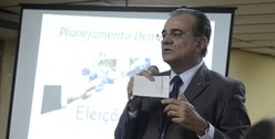 O vice-presidente do TRE-PB, desembargador Saulo Henriques de Sá e Benevides, abre encontro com ...
