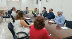#PraTodosVerem: Na fotografia aparecem pessoas reunidas em trono de uma mesa numa reunião de tra...