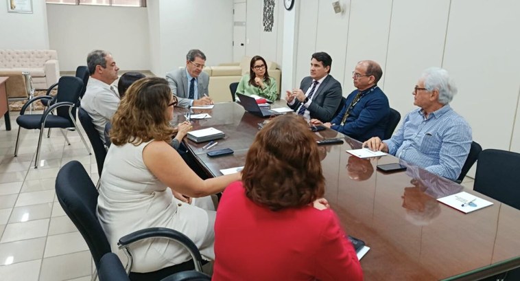 TRE-PB se prepara para biometrizar 30 mil eleitores de João Pessoa #PraTodosVerem: Na fotografia aparecem pessoas reunidas em trono de uma mesa numa reunião de tra...