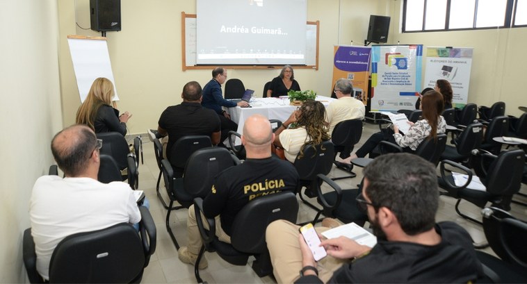 #PraTodosVerem: Na fotografia aparece uma sala de reunião com participantes sentados em cadeiras...