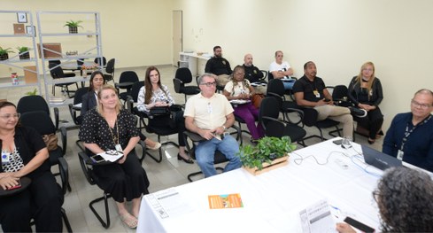 #PraTodosVerem: Na fotografia aparece uma sala de reunião com participantes sentados em cadeiras...