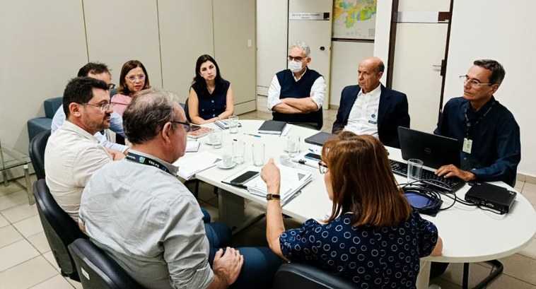 TRE-PB segue avançando no projeto da usina fotovoltaica #PraTodosVerem: Na fotografia aparecem várias pessoas em uma sala de reunião.