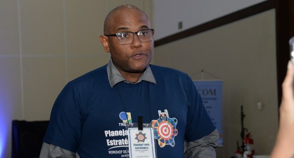 #PraTodosVerem: Na fotografia aparece um homem, em pé, concedendo uma entrevista.