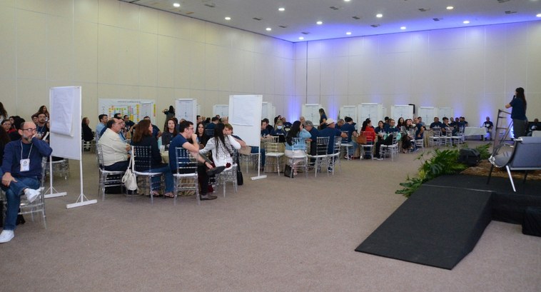 TRE-PB segue com oficinas colaborativas no 1º Workshop de Estratégia #PraTodosVerem: Na fotografia aparecem diversas pessoas sentadas em cadeiras, em formato de círc...
