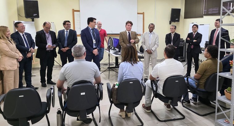 #PraTodosVerem: Na fotografia aparecem a corte eleitoral de pé em frente aos servidores que estã...