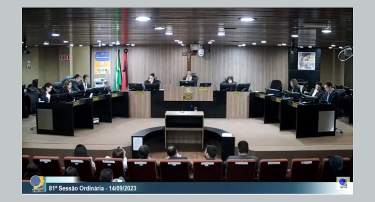 TRE-PB sessão de julgamento #ParaTodosVerem: Sessão de julgamento do Regional Eleitoral, vista de cima, a mesa com os julgad...