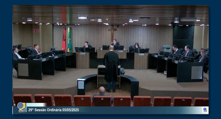 TRE-PB sessão de julgamento #ParaTodosVerem: Tribunal em julgamento, oito pessoas sentadas à mesa de trabalho, sendo uma del...