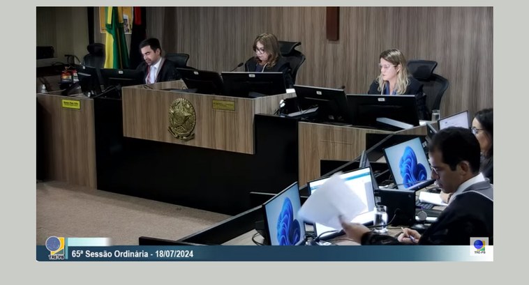 TRE-PB sessão registro pesar Painel retangular – sessão de julgamento do TRE-PB; parte da Corte Eleitoral.