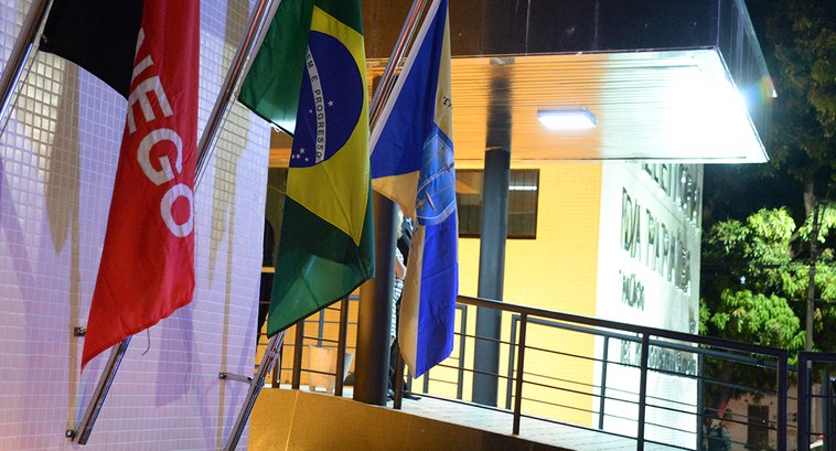 TRE-PB transfere expediente da quarta de cinzas #PraCegoVer: Flâmulas na entrada principal do edifício-sede do Eleitoral paraibano.