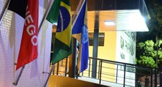 #PraCegoVer: Flâmulas na entrada principal do edifício-sede do Eleitoral paraibano.