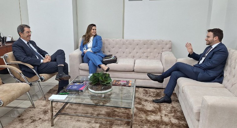 TRE-PB Tribunal firma parceria com SESI/SENAI para qualificar requisitados #PraTodosVerem: Na fotografia aparecem três pessoas sentadas em poltronas diferentes e conversan...