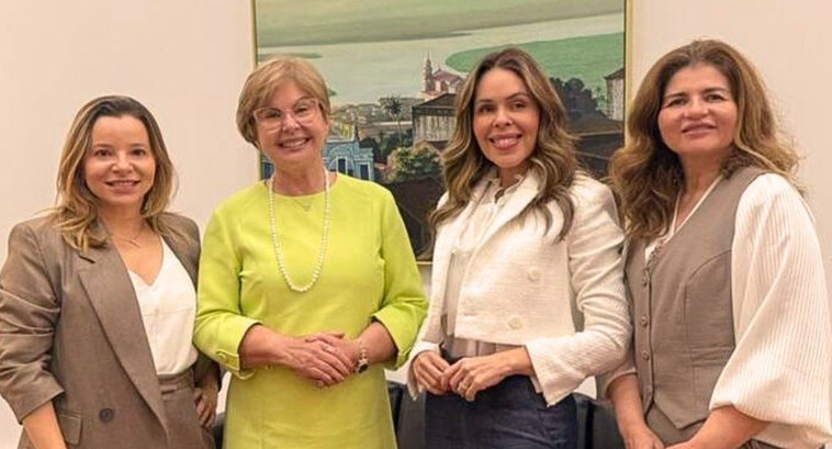 #PraTodosVerem: Na fotografia aparecem quatro mulheres posando para o registro após uma reunião
