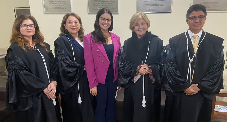 TRE-PB visita da juíza de direito Rafaela Pereira Toni Coutinho #ParaTodosVerem: Cinco pessoas de pé posam para fotografia, no canto, à direita, um homem.