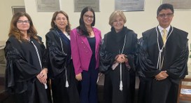 TRE-PB visita da juíza de direito Rafaela Pereira Toni Coutinho #ParaTodosVerem: Cinco pessoas de pé posam para fotografia, no canto, à direita, um homem.