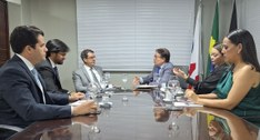 Seis pessoas à mesa de reunião, quatro homens e duas mulheres, na sede da OAB seccional Paraíba.
