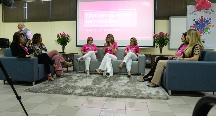 #PraCegoVer: Sala de conversa, mulheres sentadas, da esquerda para a direita: Alexandra Cordeiro...