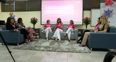 #PraCegoVer: Sala de conversa, mulheres sentadas, da esquerda para a direita: Alexandra Cordeiro...