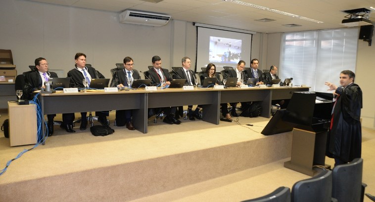 tre-pb_38_sessao_eleitoral_cg #PraTodosVerem: Corte Eleitoral reunida no auditório do MPB; também aparece um advogado falando ...