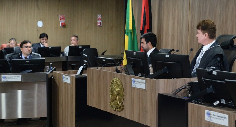 tre-pb_Corte Eleitoral registra participação inaugural #PraTodosVerem: Seis pessoas, uma delas é mulher, sentadas em mesas distintas, numa sessão de ju...