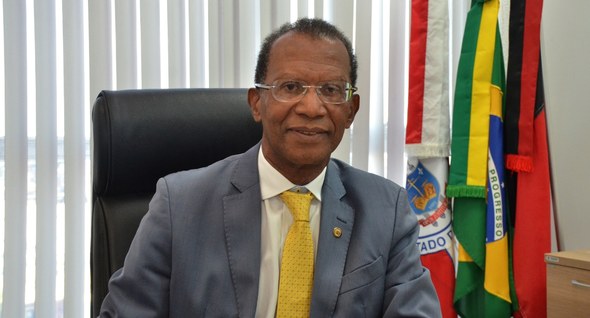 #PraTodosVerem: Na fotografia aparece um homem sentado em uma cadeira de couro preto em um gabin...