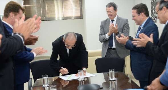 #PraTodosVerem: Na fotografia aparecem pessoas reunidas na sala da Presidência do TRE-PB, no des...