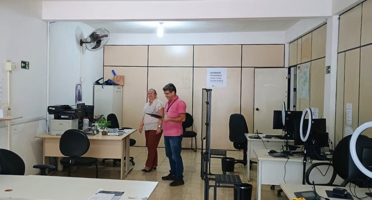 tre-pb_fim_vistoria_cartorios PraTodosVerem: Na fotografia aparecem uma mulher e um homem, em pé, em um cartório eleitoral.