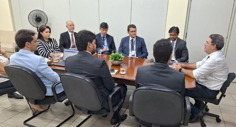 tre-pb_Gestores do TRE-PB se reúnem e afinam planos para eficiência na gestão #PraTodosVerem: pessoas reunidas em uma sala, sentadas em volta de uma mesa, sugerindo uma reuniao.