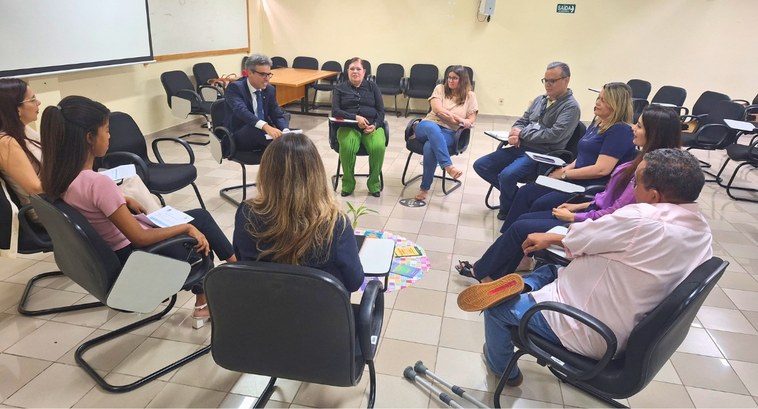 tre-pb_Justiça Restaurativa: servidores vivenciam círculos de construção de paz #PraTodosVerem: Na fotografia aparecem várias pessoas sentadas em círculo tendo ao centro um tap...