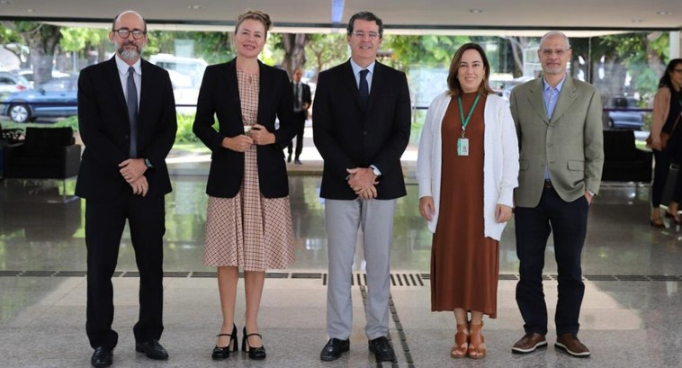 #PraTodosVerem: Na fotografia aparecem duas mulheres e três homens, pé, posando.
