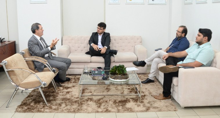 tre-pb_Presidente do TRE-PB discute com a Fecam-PB valorização de requisitados #PraTodosVerem: Na fotografia aparecem quatro homens reunidos na sala da presidência do TRE-PB, ...