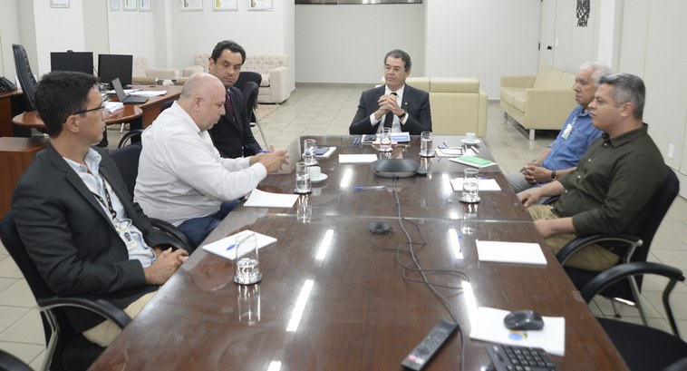 tre-pb_Presidente do TRE-PB se reúne com a Comissão de Gestão de Memória #ParaTodosVerem: Seis homens sentados à mesa de reunião de trabalho.