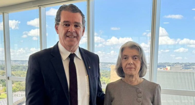 tre-pb_Presidente do TRE-PB se reúne com ministra Cármen Lúcia no TSE #PraTodosVerem: Na fotografia aparecem uma mulher e um homem, posando em frente a uma janela, em...