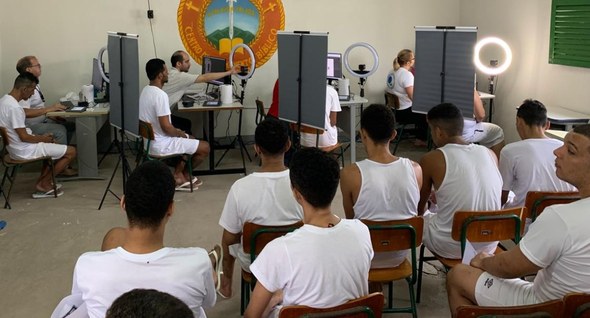 #PraTodosVerem: Na fotografia aparece uma sala com vários guichês de atendimento e pessoas aguar...