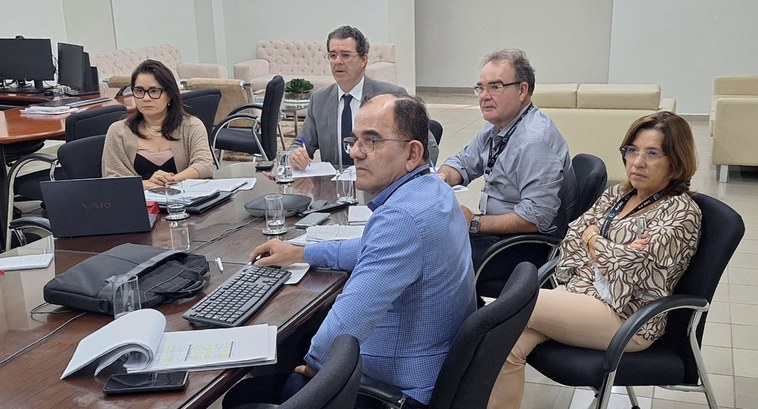 #PraTodosVerem: Na fotografia aparecem pessoas reunidas em volta de uma mesa de madeira, sugerin...