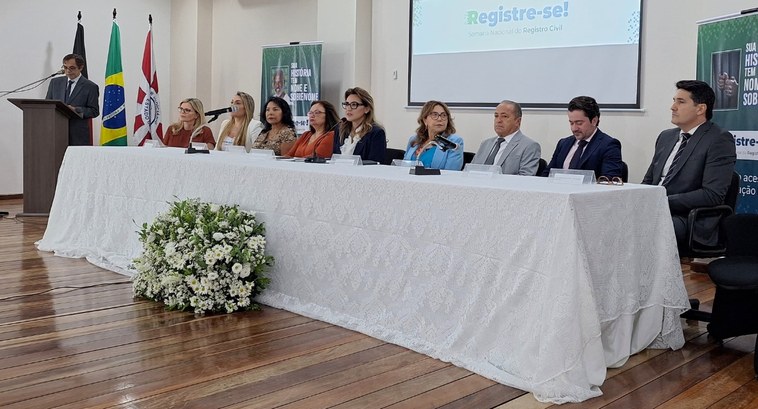 tre-pb_TRE-PB apoia a campanha nacional de acesso à documentação civil #PraTodosVerem: Na fotografia aparecem seis mulheres e três homens, compondo uma mesa de honra, ...