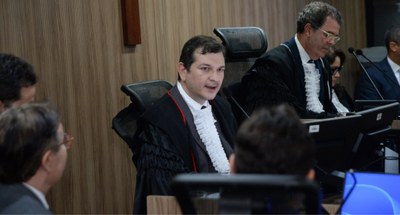 #PraTodosVerem: Na fotografia aparece um homem falando em um microfone, em solenidade de posse n...