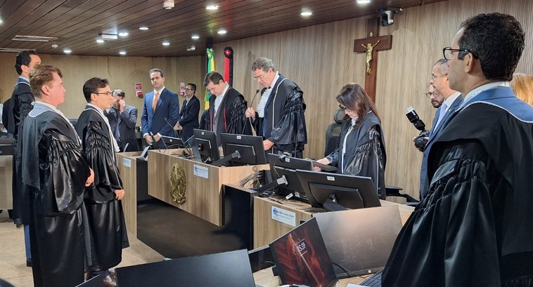 tre-pb_TRE-PB empossa Rodrigo Clemente como juiz membro titular da Corte #PraTodosVerem: Na fotografia aparecem várias pessoas, em pé, em solenidade de posse no Edifício...