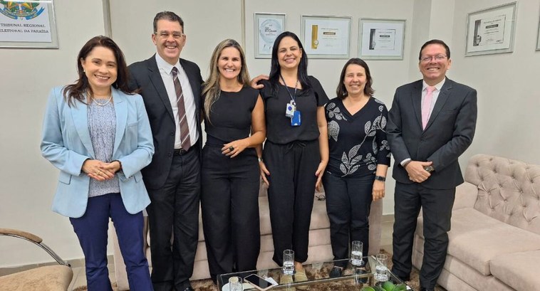 tre-pb_Tribunal avança no processo de inclusão de pessoas com deficiência #PraTodosVerem: Na fotografia aparecem seis pessoas em pé, posando ara foto sorrindo.