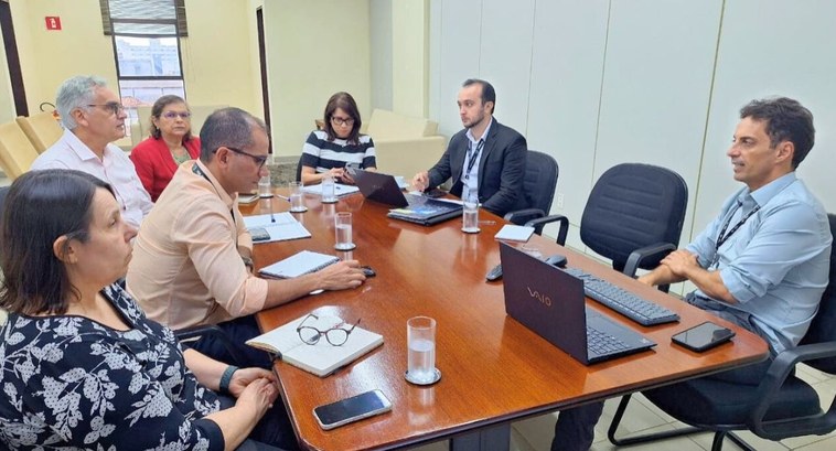 tre-pb_Tribunal prepara evento de planejamento estratégico para julho #PraTodosVerem: Na fotografia aparece um grupo reunido em torno de uma mesa.