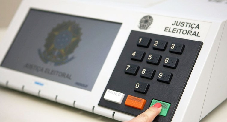 tre-pb_Urna eletrônica celebra 29 anos de segurança e inovação no Brasil (1) #PraTodosVerem: Na fotografia aparece uma urna eletrônica de votação.