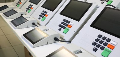 #PraTodosVerem: Na fotografia aparece uma urna eletrônica de votação.