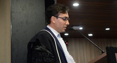 #PraTodosVerem: Na fotografia aparece um homem, em pé, falando em um microfone, em solenidade de...
